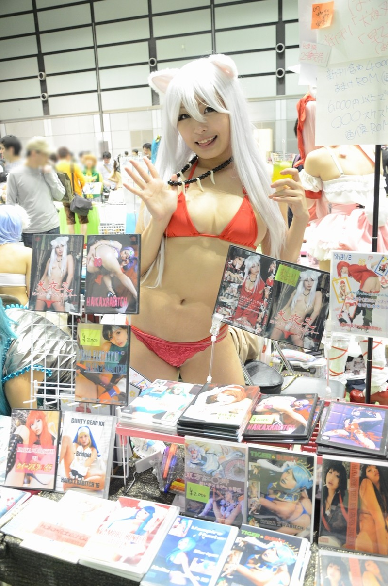 Illustration for article titled Buy Photos of Bikini Cosplayers from Cosplayers in Bikinis
